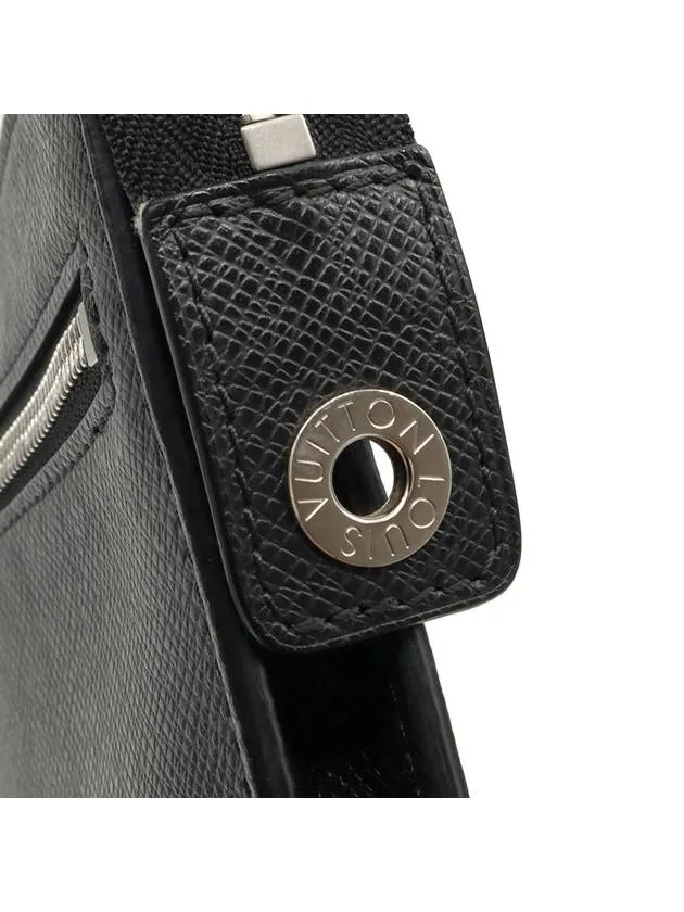 Black Taiga Leather Pochette Jour 24H Clutch M30965