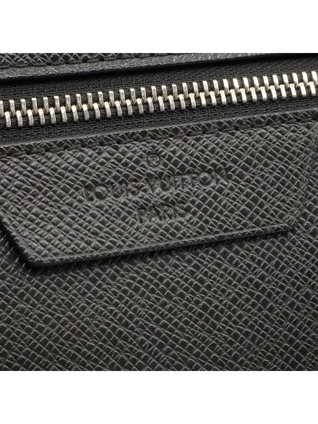 Black Taiga Leather Pochette Jour 24H Clutch M30965